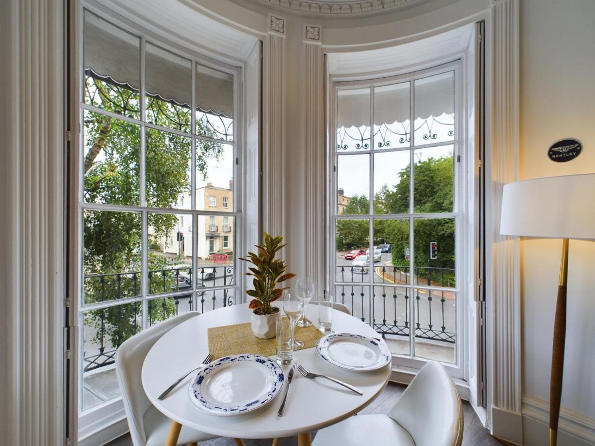 Ferienwohnung Belle Vue Regency King Size W Free Parking Cheltenham Exterior foto